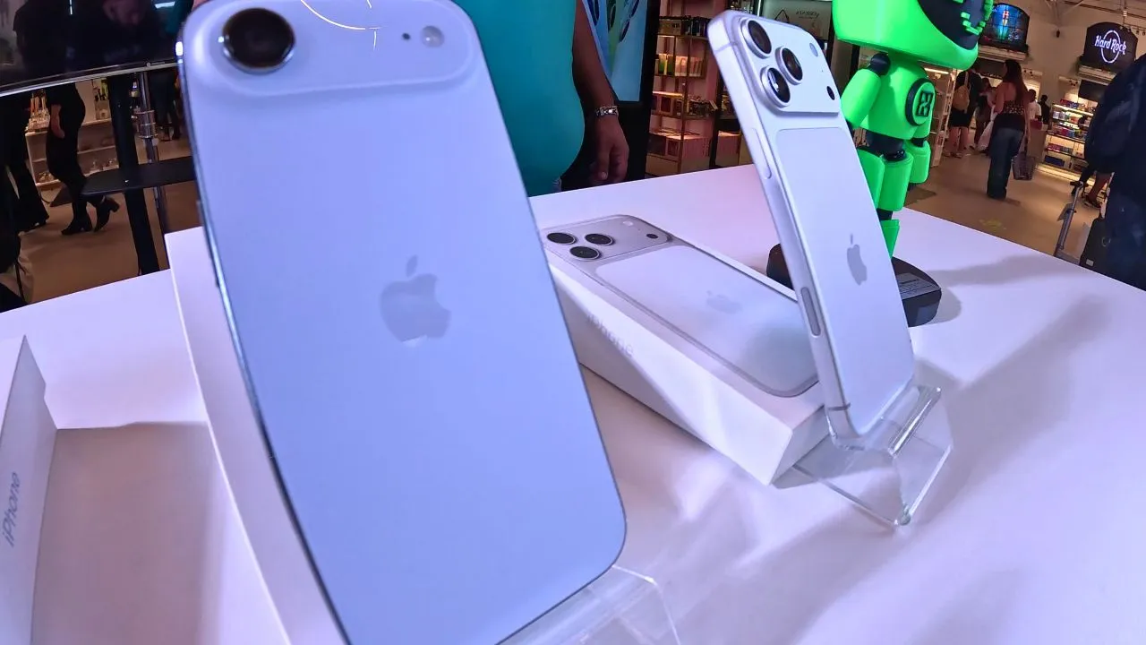 Chegada do iPhone 17 lota lojas em Ciudad del Este e atrai multidão de compradores